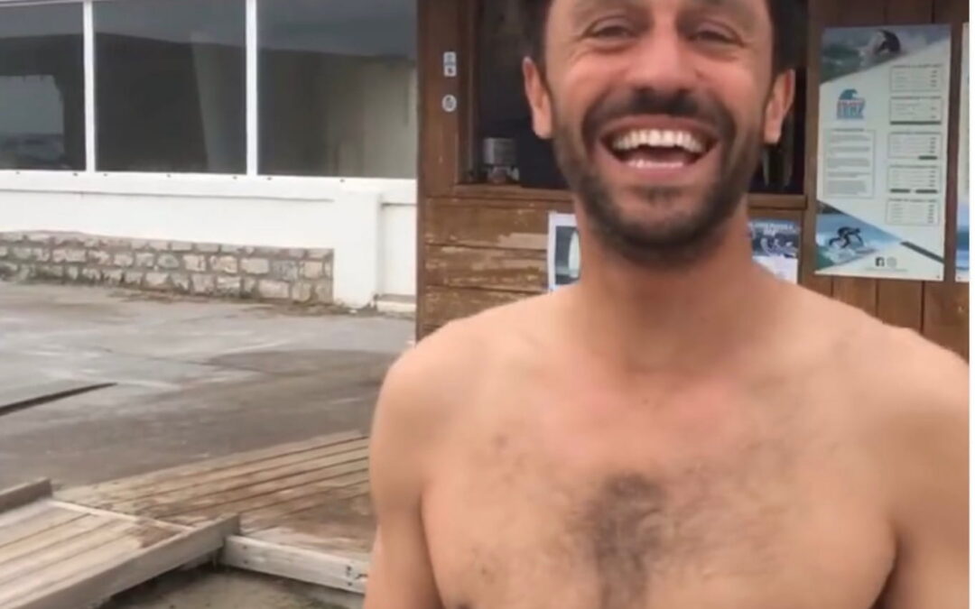 Quand Clarence, prof de surf, découvre le pump foil avec Piouz